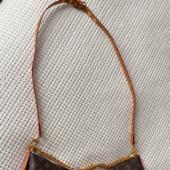 Fashion Shoulder Bag with Tan Accents and beautiful gold hardware - Picture 3 of 9